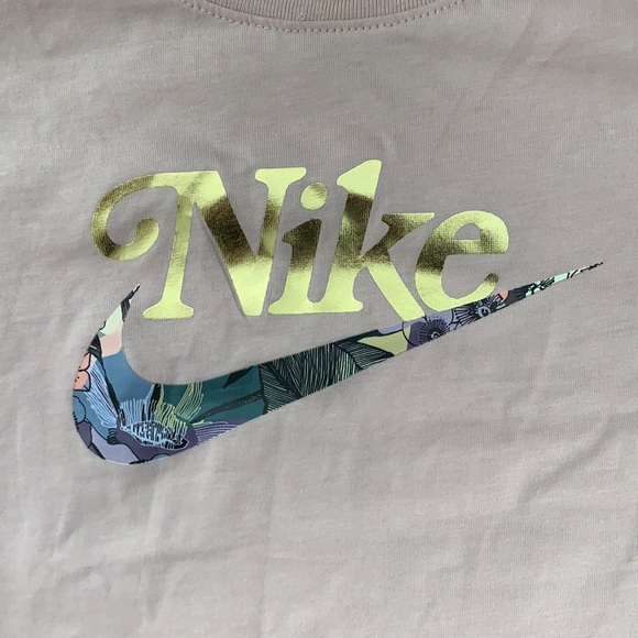 NWT Women’s Nike Tee Shirt M Medium Pink - Picture 1 of 1